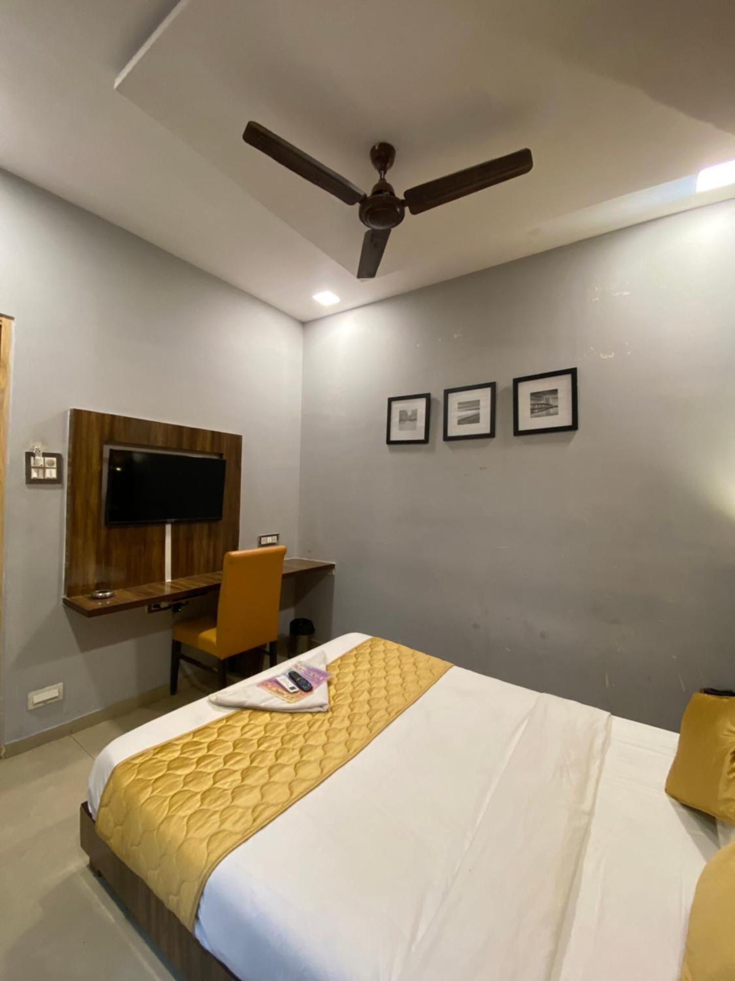 Hotel Blue Wellington - Near Mumbai Airport Ngoại thất bức ảnh
