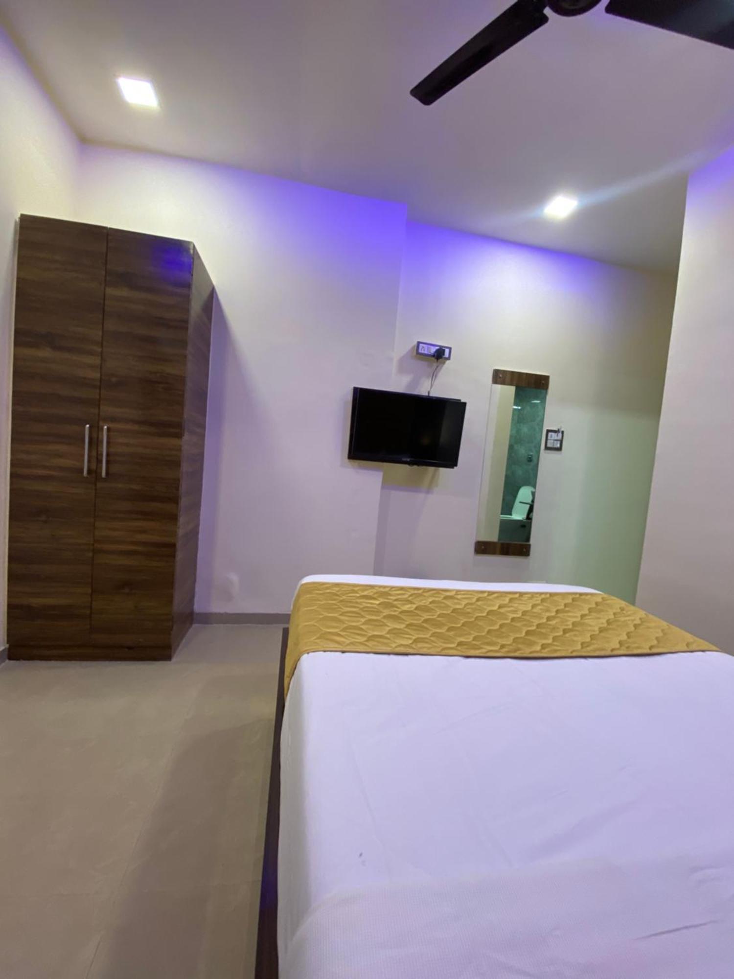 Hotel Blue Wellington - Near Mumbai Airport Ngoại thất bức ảnh