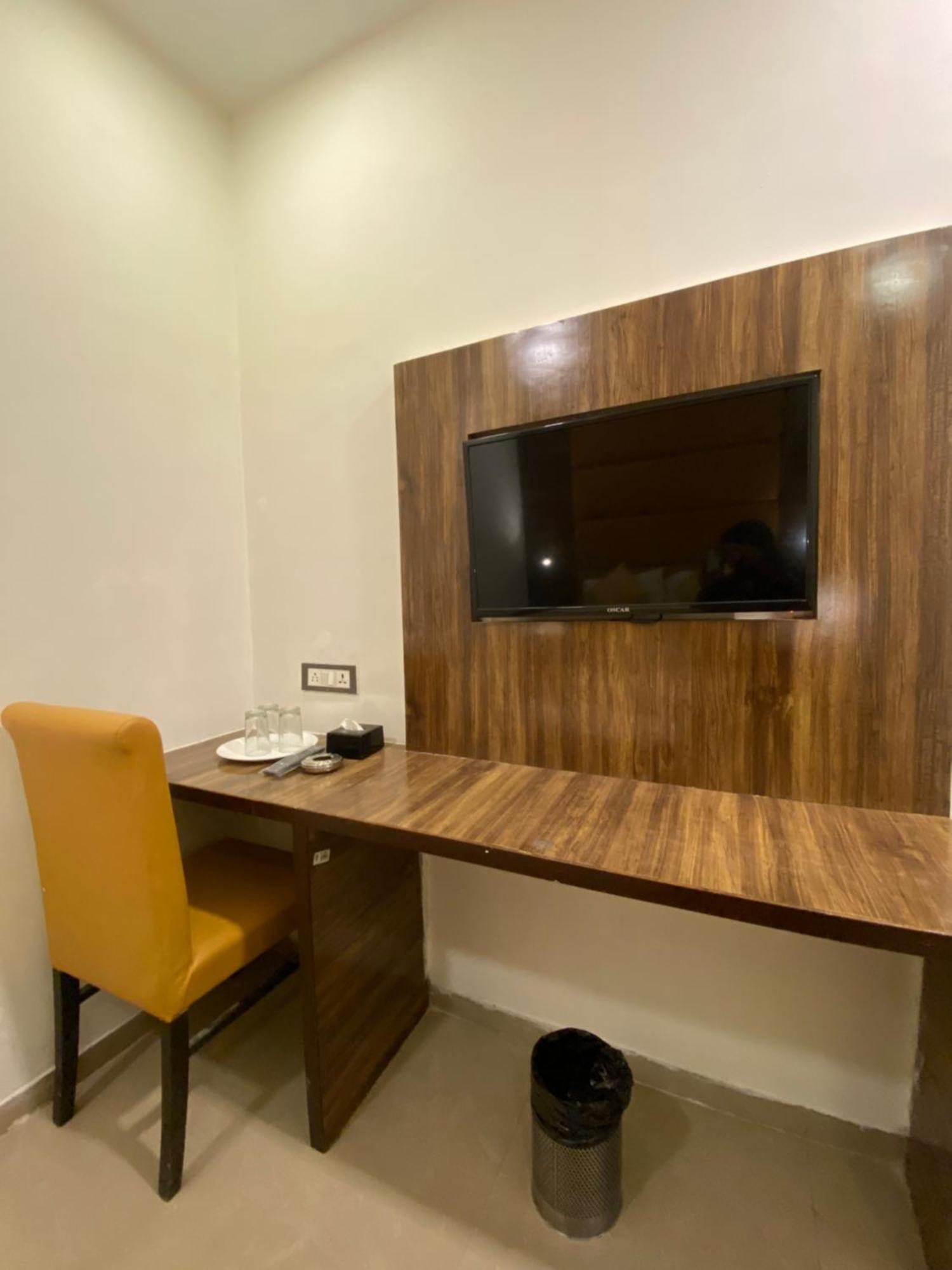 Hotel Blue Wellington - Near Mumbai Airport Ngoại thất bức ảnh