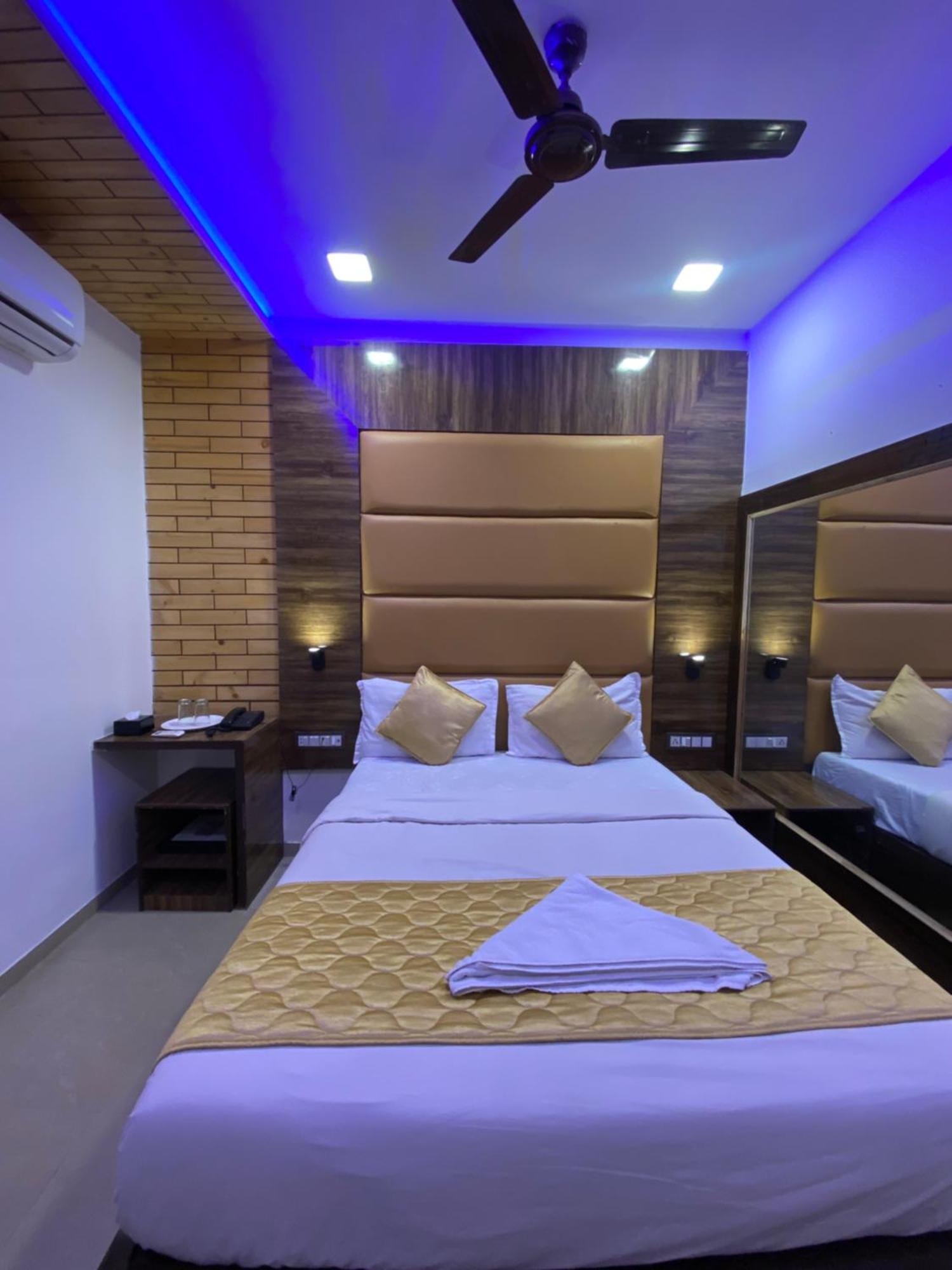 Hotel Blue Wellington - Near Mumbai Airport Ngoại thất bức ảnh